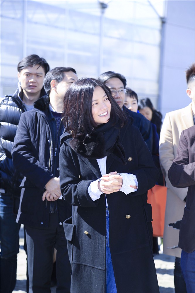 導演趙薇心情愉悅.jpg