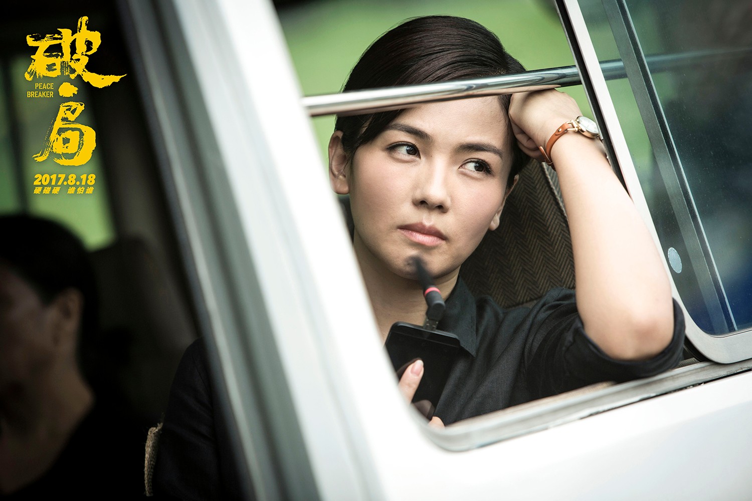 劉濤吹風扇望著車窗外.jpg